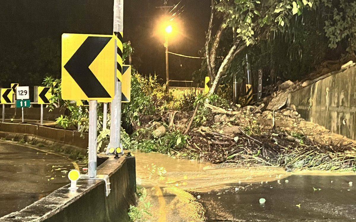 台中一夜暴雨 北屯驚現土石坍方！市區馬路孔蓋如噴泉