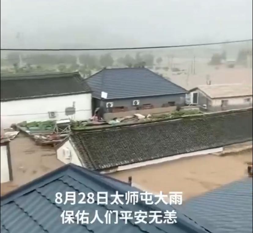  北京近日遭遇罕見暴雨襲擊，密雲區發生1959年以來最大降雨，引發大規模洪水侵襲。 圖：翻攝自 X 