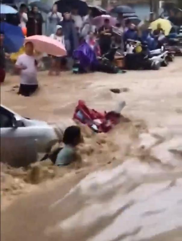  北京近日遭遇罕見暴雨襲擊，密雲區發生1959年以來最大降雨，引發大規模洪水侵襲。 圖：翻攝自 X 