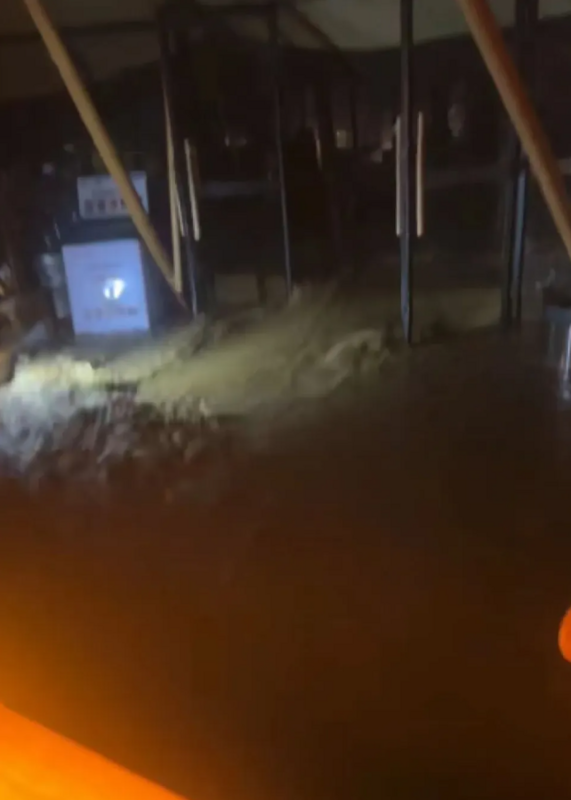 7 月 27 日至 28 日間，河北承德興隆縣遭遇暴雨侵襲，局部降雨量高達 293 毫米，當地多處通訊與電力中斷。 圖:翻攝自騰訊網