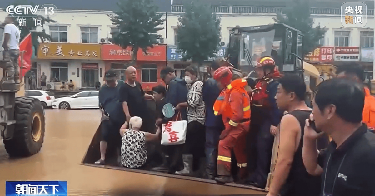 王天宇用鏟車鏟斗作為臨時救生艇，在暴雨造成 300 毫米累積降水的情況下，來回穿梭十多次，成功救出超過 80 人，其中包含老人與孩童。圖:翻攝自小熊財經