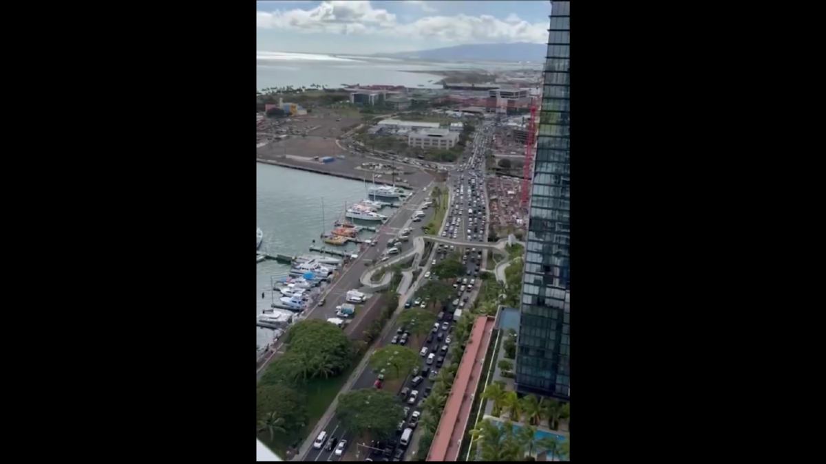 夏威夷毛伊島出現大規模交通壅塞，民眾爭相逃離沿海區，檀香山海灘也已清空，瓦胡島內陸地區湧入大量避難人潮。美國海岸防衛隊已下令港內船隻緊急駛離。 圖:翻攝自影片
