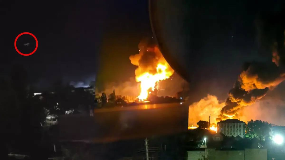  烏克蘭無人機在連續三天的深夜行動中，鎖定俄軍運輸列車、油罐車及關鍵變電站，導致多列軍列起火、客運列車延誤、鐵路系統癱瘓。 圖:翻攝自X帳號@NOELreports 