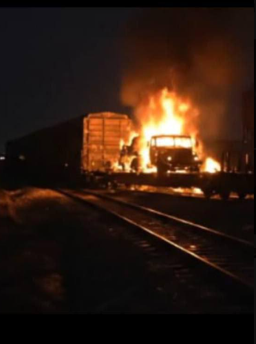 一輛載有軍事裝備的俄羅斯火車也在薩爾斯克火車站遭到無人機攻擊。 圖:翻攝自X帳號@NOELreports