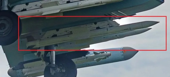 R-77M 是 R-77（產品-170）的深度升級型，俄方聲稱其採用先進的雙脈衝固體火箭發動機與主動相控陣雷達導引頭（AESA），並具備數據鏈中繼修正能力。 圖:翻攝自騰訊網