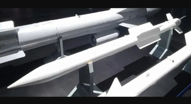R-77M 仍為全球僅有的四款採用 AESA 雷達與雙脈衝推進技術的現役中距空對空飛彈之一。 圖:翻攝自騰訊網