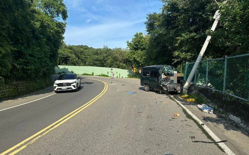 新北八里重大車禍！混泥土車追撞廂型車墜邊坡釀2死1傷