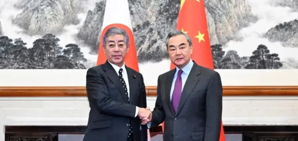  中國外交部長王毅與日本外交大臣岩屋毅。 圖：翻攝自騰訊網 