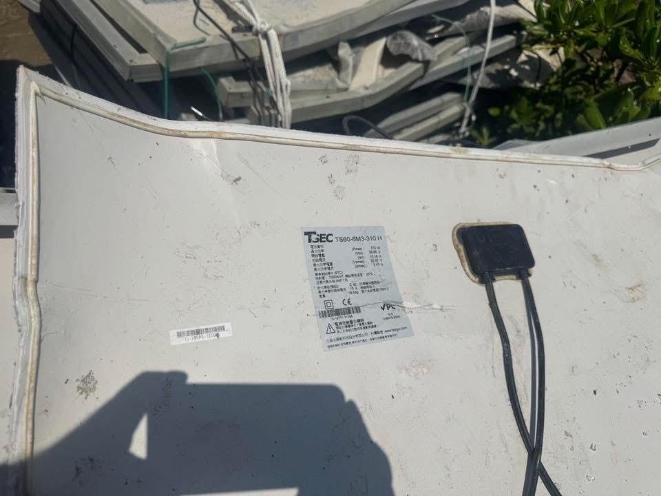  彭啟明指出每片光電板都有序號做追蹤。 圖：翻攝自 FB 