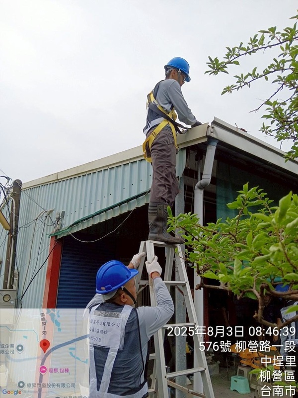  行政院「雲嘉南災後復原前進指揮所整合中央單位」與臺南市17區公所，動員109家修繕廠商投入災屋修繕。 圖：行政院提供 