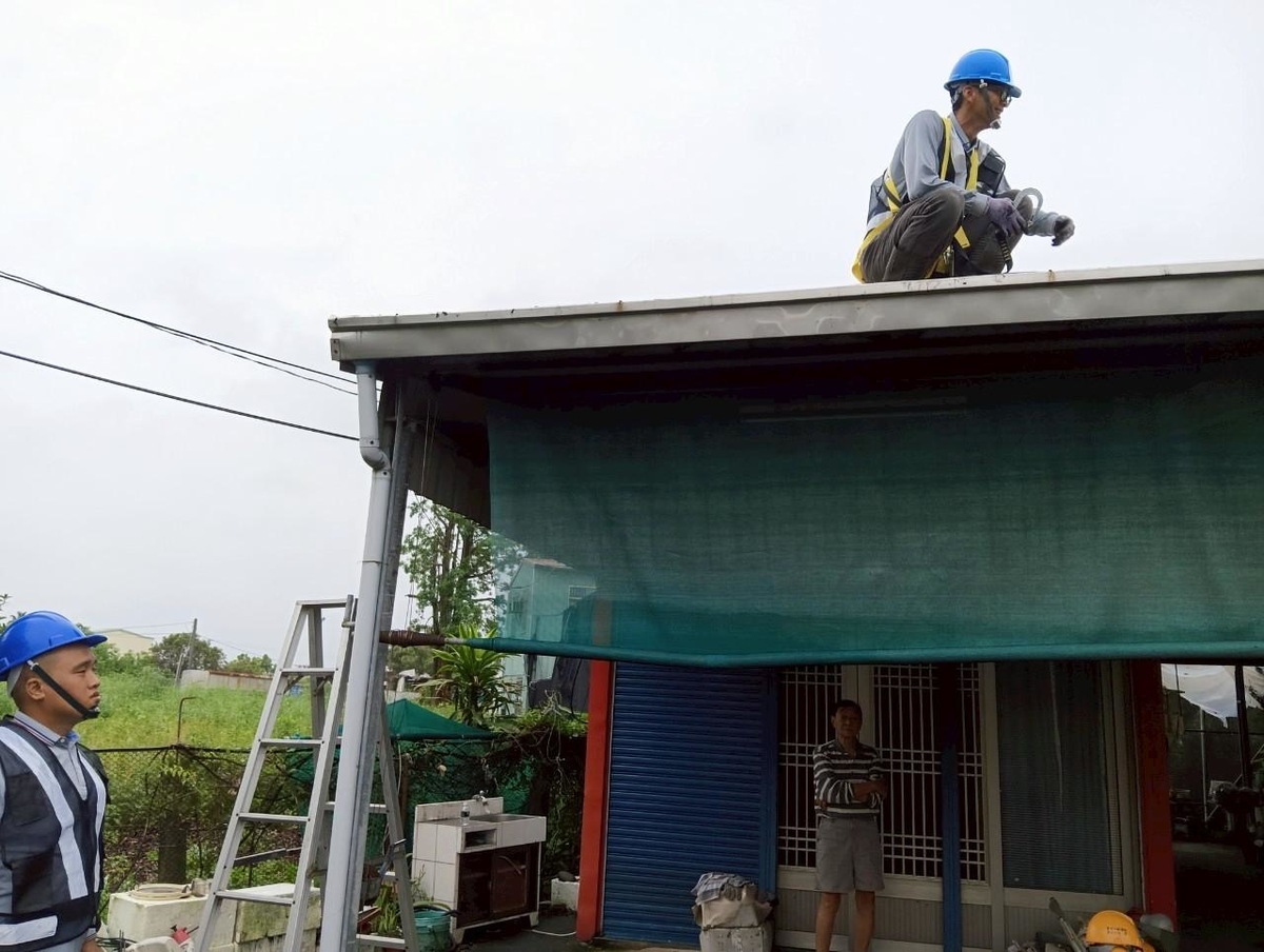  行政院「雲嘉南災後復原前進指揮所整合中央單位」與臺南市17區公所，動員109家修繕廠商投入災屋修繕。 圖：行政院提供 