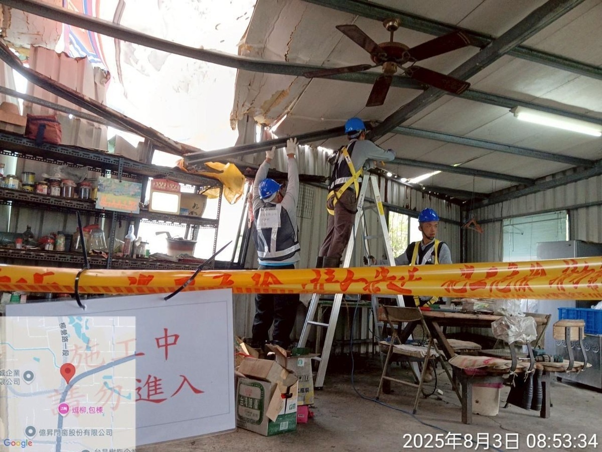  行政院「雲嘉南災後復原前進指揮所整合中央單位」與臺南市17區公所，動員109家修繕廠商投入災屋修繕。 圖：行政院提供 