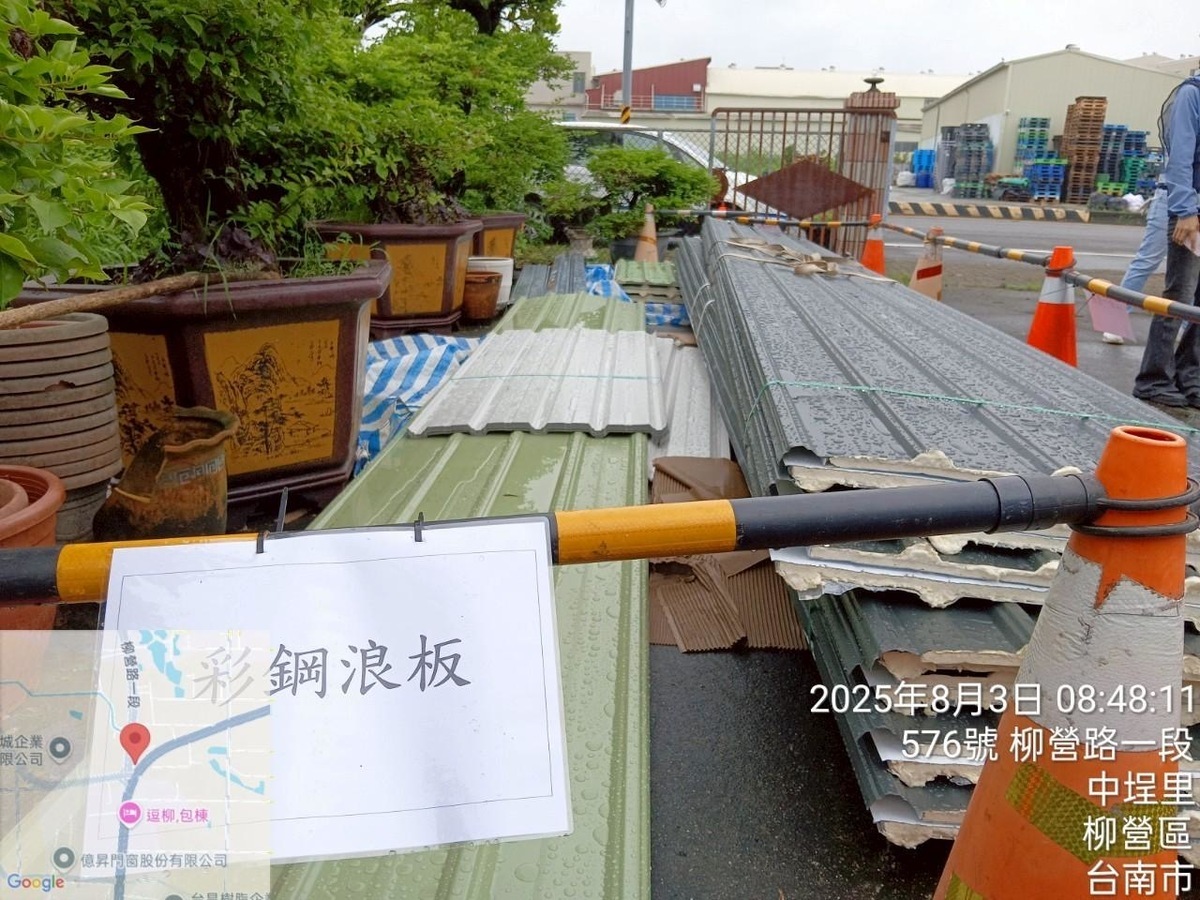  行政院「雲嘉南災後復原前進指揮所整合中央單位」與臺南市17區公所，動員109家修繕廠商投入災屋修繕。 圖：行政院提供 