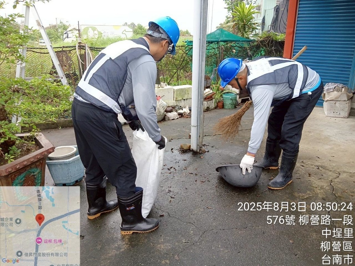  行政院「雲嘉南災後復原前進指揮所整合中央單位」與臺南市17區公所，動員109家修繕廠商投入災屋修繕。 圖：行政院提供 