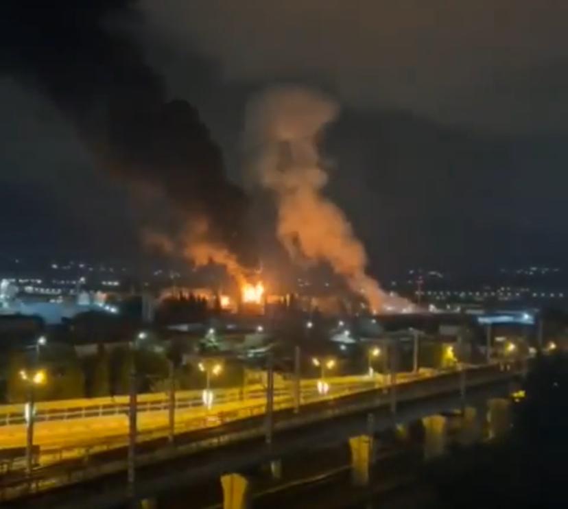  黑海沿岸觀光重鎮索契（Sochi）首當其衝，一處油庫遭無人機擊中起火。 圖：翻攝自 X 