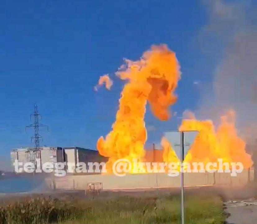  黑海沿岸觀光重鎮索契（Sochi）首當其衝，一處油庫遭無人機擊中起火。 圖：翻攝自 X 