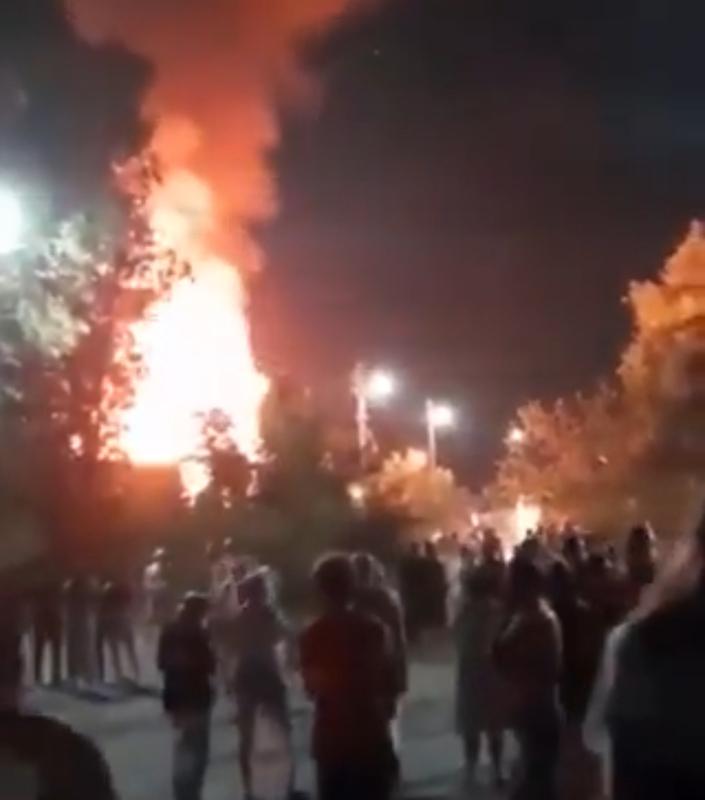 黑海沿岸觀光重鎮索契（Sochi）首當其衝，一處煉油廠遭無人機擊中起火。 圖：翻攝自 X 