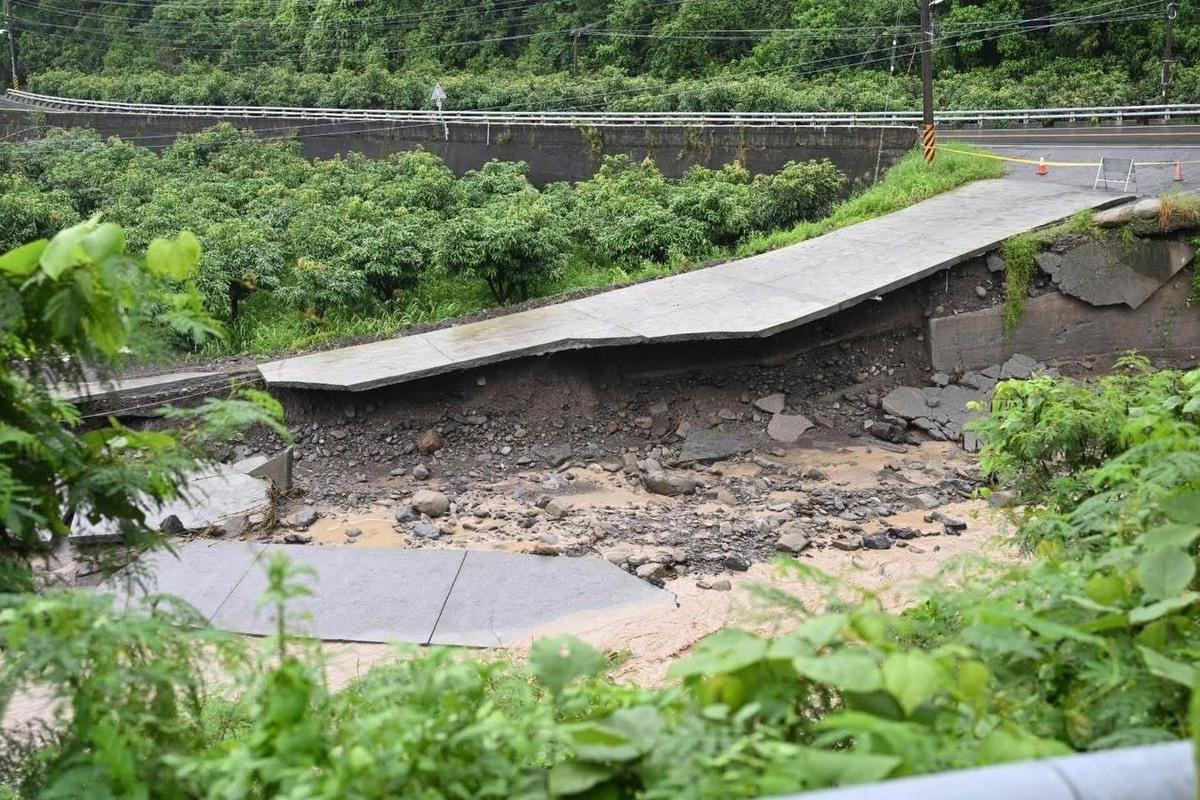  受西南氣流影響，高雄市六龜多處聯外道路地面坍塌、路基流失。 圖：翻攝自邱議瑩臉書 