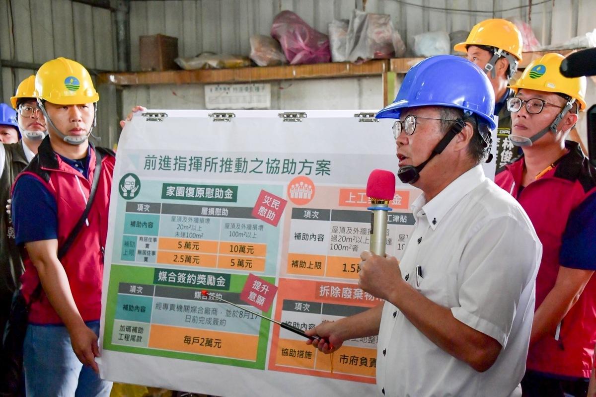  行政院躼 卓榮泰抵達台南柳營後，聽取「行政院雲嘉南災後復原前進指揮所」指揮官陳金德政委簡報說明其協助災後復建措施。 圖：行政院提供 