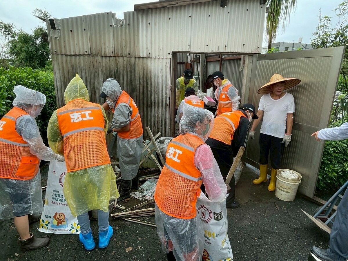  民進黨前往台南協助救災。 圖：翻攝自民進黨臉書 