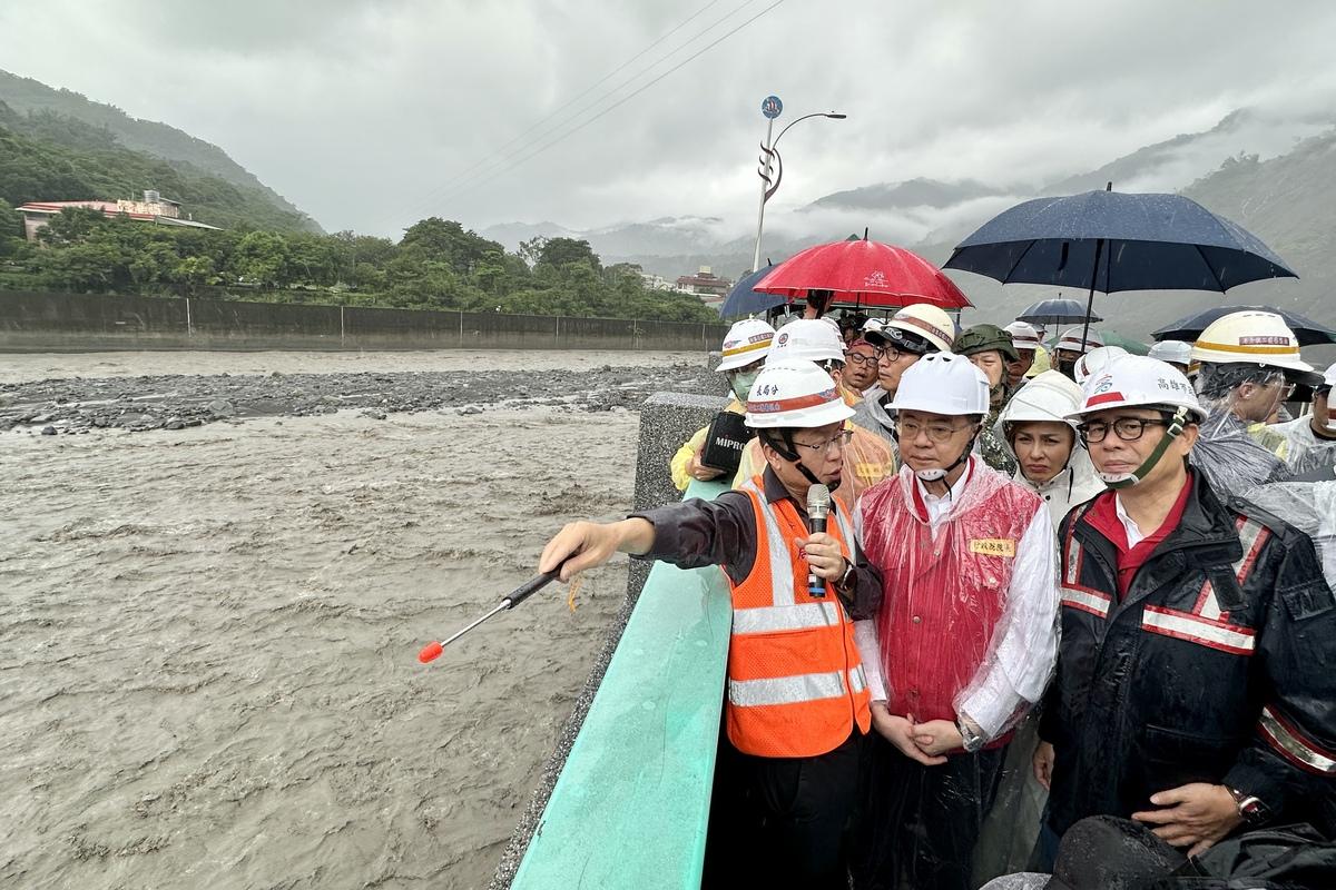  受西南氣流之影響，高雄山區連日降下超大豪雨，造成山區多處聯外道路地面坍塌、路基流失，高雄市長陳其邁4日上午陪同行政院長卓榮泰前往六龜山區視察。 圖：高雄市府提供 