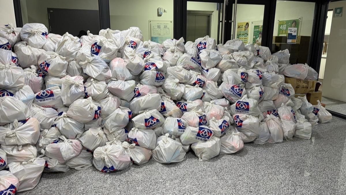  民進黨台北市黨部前往嘉義水上鄉，並募得500份食用物資。 圖：民進黨台北市黨部提供 