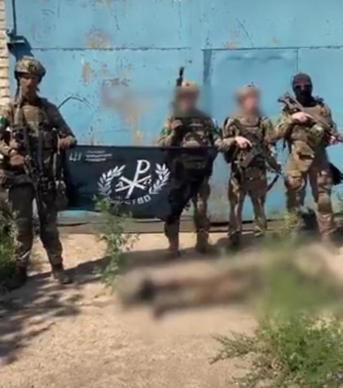  正在擺拍宣傳片的俄軍士兵。 圖：翻攝自 X 