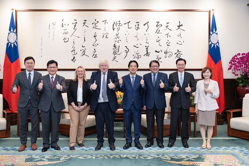  賴清德接見「英國前首相強生（Boris Johnson）訪團」 圖：總統府提供 