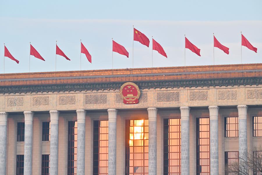 今年 2 月人大常委會曾一次性罷免 19 名全國人大代表，其中包括多達 9 名軍方將領、5 名上將，顯示在高層意見一致時，處理節奏可極為迅速。 圖：翻攝自 X 人民日報 People's Daily 