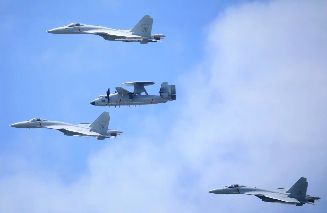  解放軍殲-10、轟6K、空警-500等各型主、輔戰機及無人機計27架次出海，其中22架次逾越中線及其延伸線，進入台灣空域。 圖：翻攝陸網/中國防務論壇 