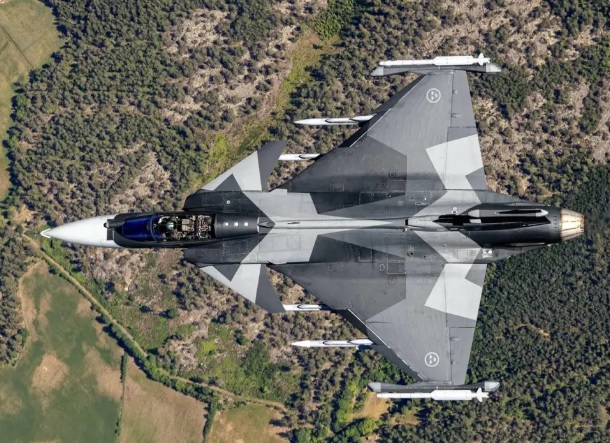 瑞典紳寶集團研製的 JAS-39 「鷹獅」 E/F 戰鬥機。 圖：翻攝自 騰訊網 零度 Military 