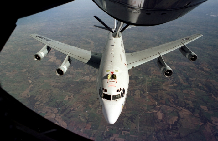  WC-135R不死鳳凰核偵察機進行空中加油 圖 : 翻攝自Wikipedia 
