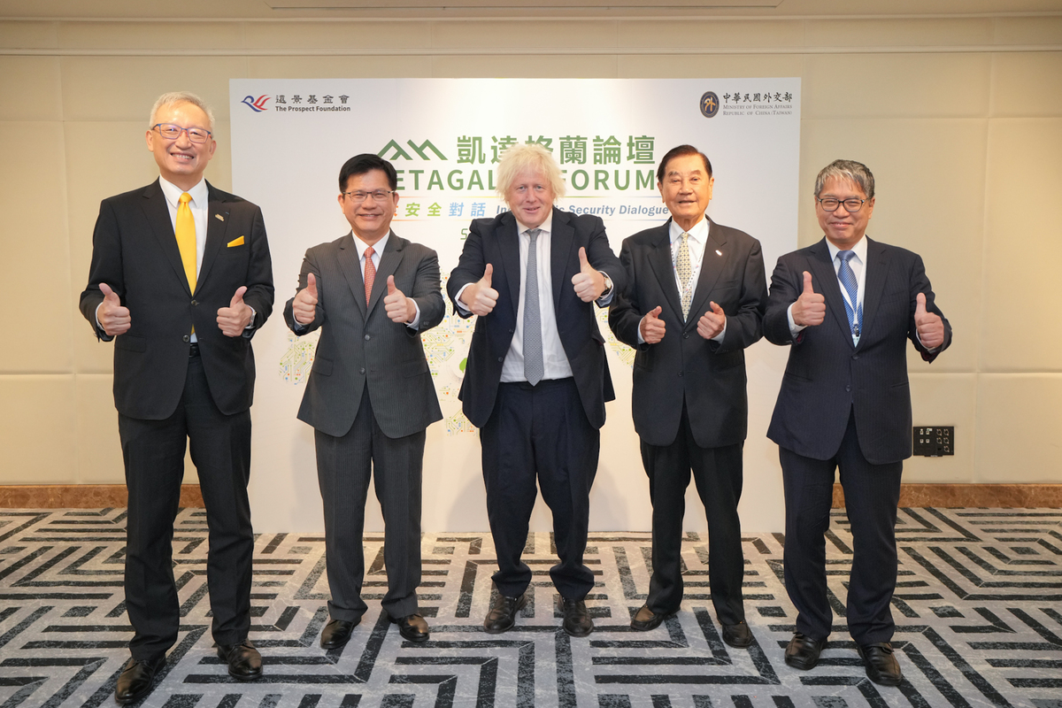  由左至右分別為吳志中、林佳龍、強生、陳唐山、賴怡忠 圖：翻攝自林佳龍臉書 