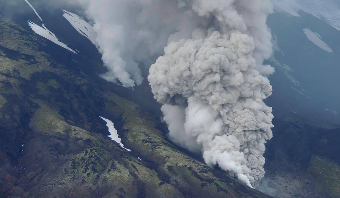 克拉舍寧尼科夫火山（Krasheninnikov）在 8 月 3 日罕見噴發，並出現熔岩流，這是該火山自 1463 年以來首度記錄到熔岩活動，距今已逾 600 年。 圖:翻攝自X帳號@nexta_tv