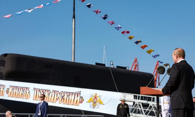 普丁在出席交付儀式時曾公開表示，這類潛艦將確保俄國未來 10 年的國防安全，並宣布未來五年將持續建造新型核潛艦，總計俄海軍目前已有逾 70 艘艦艇在建。 圖:翻攝自憤怒的熊貓仔
