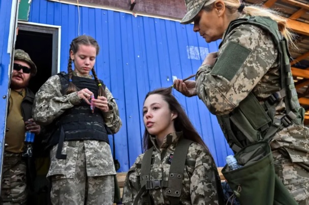  但有中國專家指出，目前正在使用女兵、囚犯士兵的國家是烏克蘭，強調烏軍目前也面臨前線人員不足的問題。 圖：翻攝自 騰訊網 軍哥茶話室 
