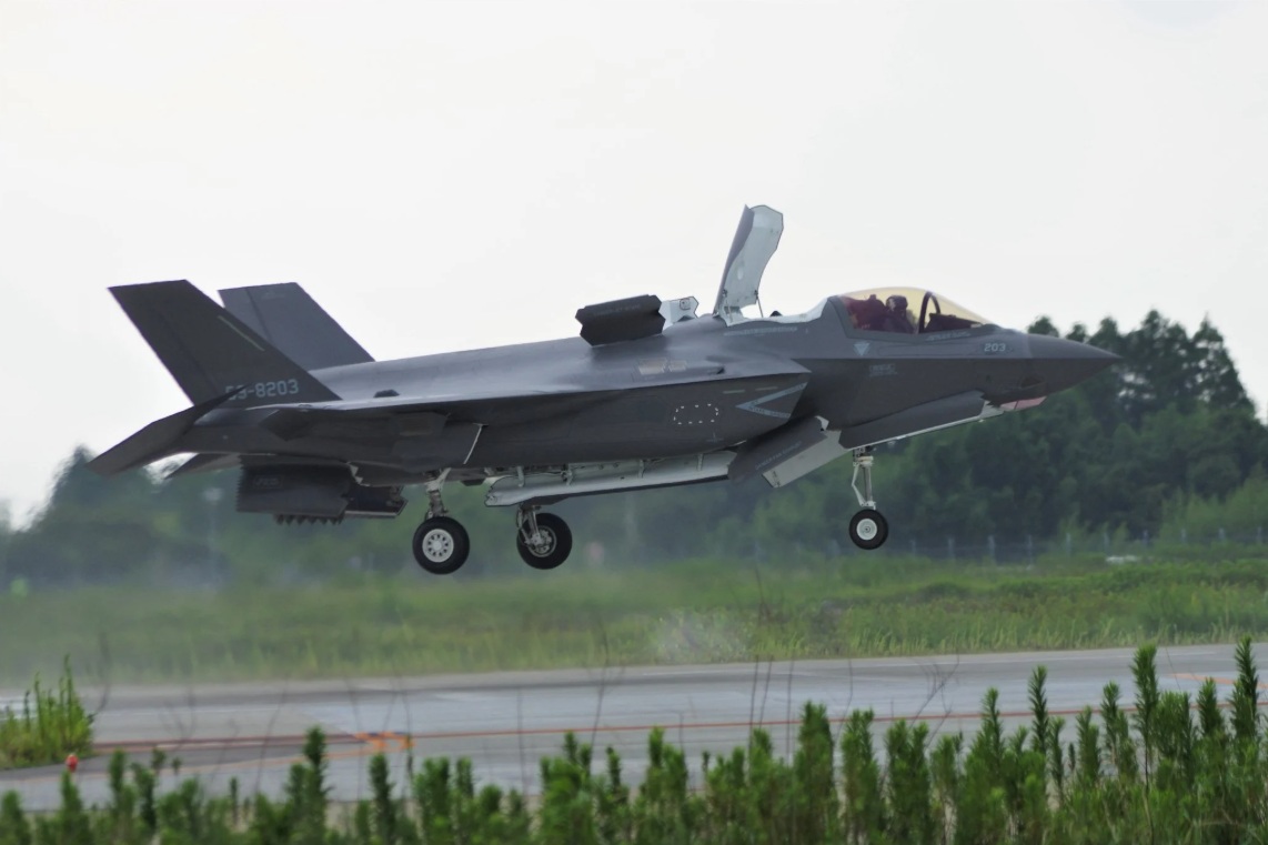  日本航空自衛隊首批F-35B戰機，降落九州新田原基地。 圖：翻攝Japan Air Self-Defense Force 