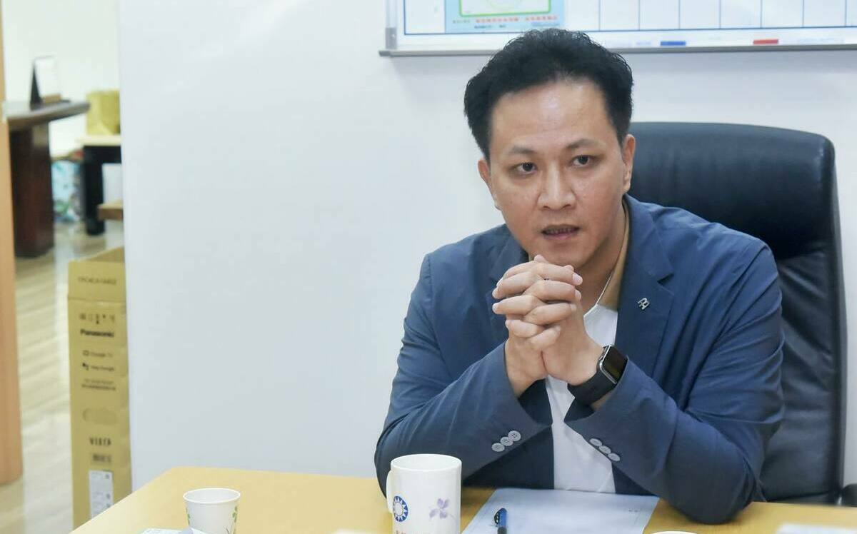 各自表述?!邱鎮軍要卓揆先讀懂「應即接受」 提3點嗆「哪一個字看不懂?」