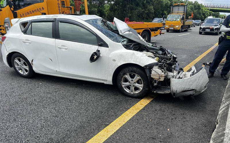 國道連環車禍 失控翻滾3圈畫面曝光！母子3人因這「舉動」僅受輕傷