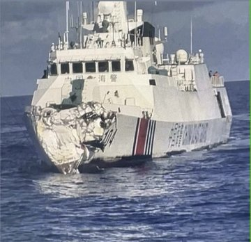  中國海警「3104」號艦在昨日( 11 日)與海軍 052D 型導彈驅逐艦「桂林號」夾擊菲律賓海警隊的「蘇魯安號」時，意外與「桂林號」相撞，船首出現嚴重撞擊傷痕。 圖：翻攝自 @shentong2016 X 帳號 