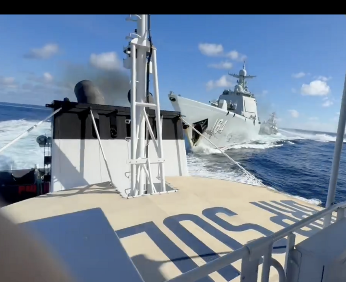  中國桂林艦(右)遭遇中國海警船碰撞，船頭破了大洞。 圖：擷取自 Raffy Tima 的 X 