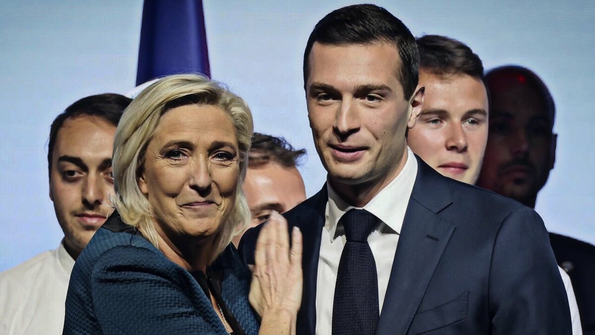 法國極右翼領袖瑪麗娜·勒龐（Marine Le Pen）(左)所領導的國民革命聯盟本月打破了歷史民調紀錄，領先馬克宏領導的政黨 18%。 圖：翻攝自 X Inevitable West 