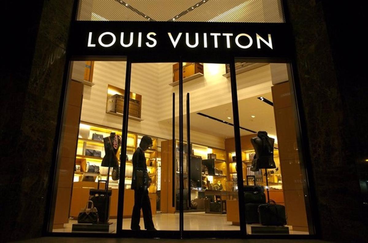 這起財富迷案的根源可追溯至 2008 年，當時 LVMH 董事長阿諾（Bernard Arnault）透過複雜金融工具閃電收購愛馬仕股份，引發愛馬仕家族成立控股公司 H51，確保超過 51% 的股份掌握在家族手中。 圖:翻攝自X帳號@precioobjetivo