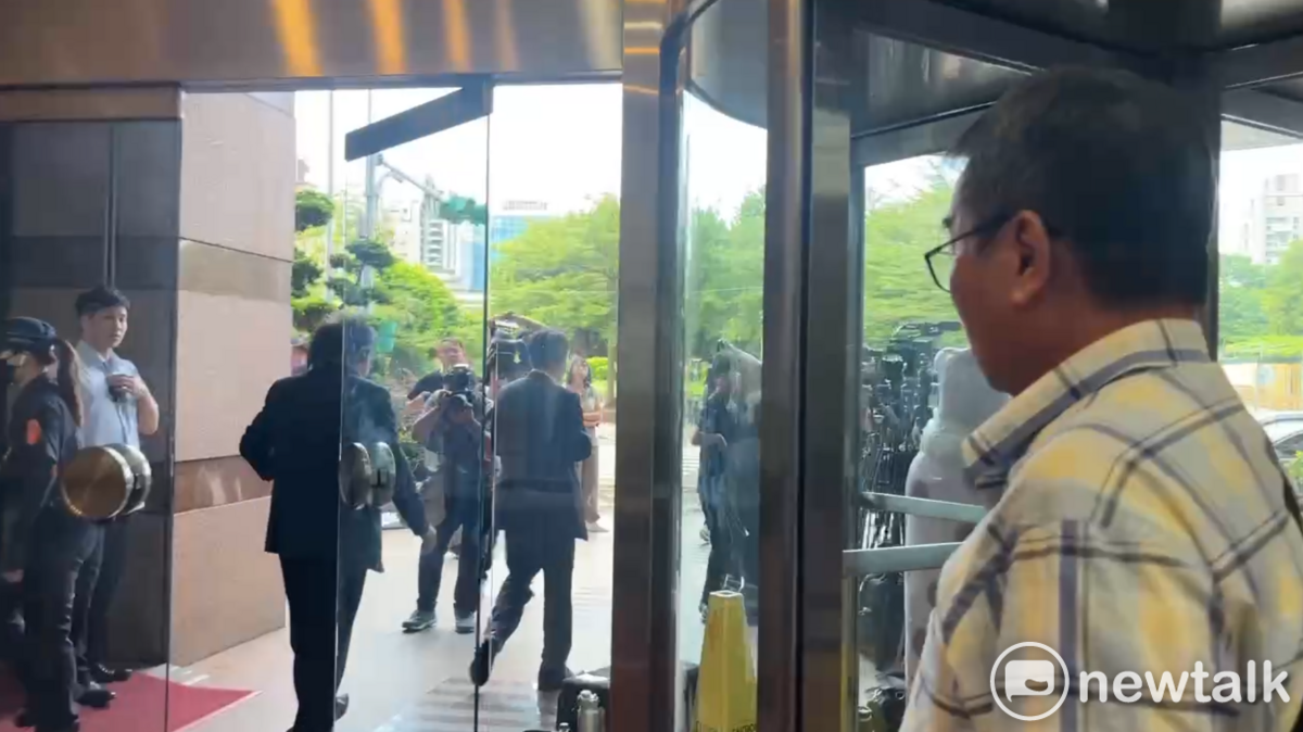  陳茂松（右下）追著王世堅（剛開門）痛罵。 圖：高逸帆／翻攝 