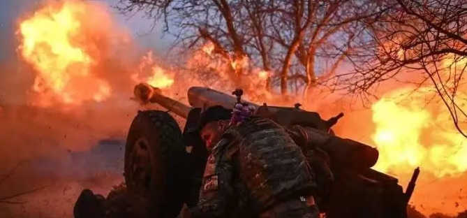  烏軍砲轟進犯俄軍。 圖 : 翻攝自藍星筆記 