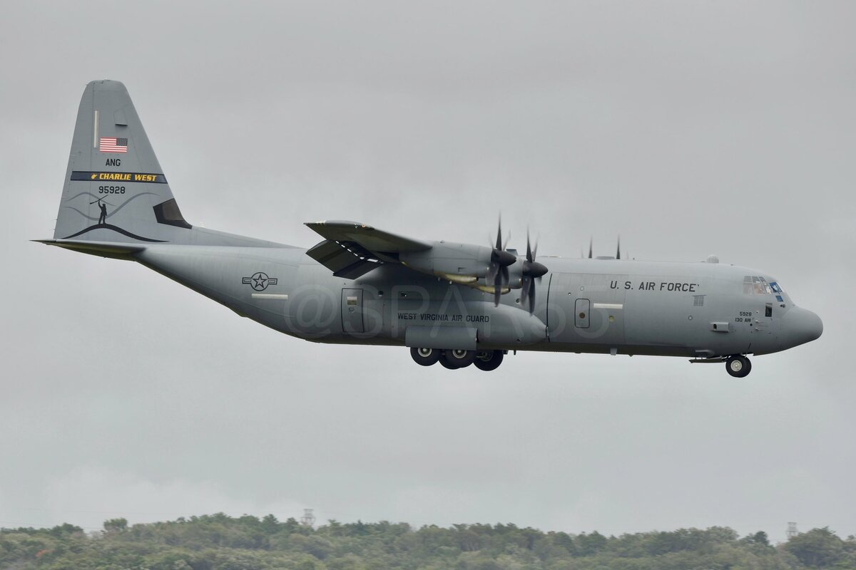 北美防空司令部隨即啟動邊境監控行動，派出 C-130J 巡邏機對船隊進行巡視。 圖:翻攝自X帳號@SPAR655