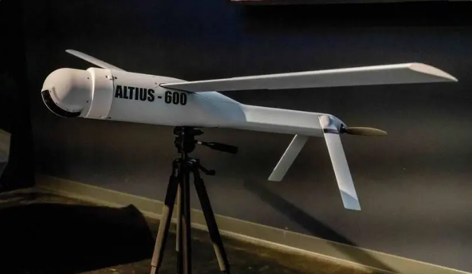  陸軍也計劃增購 2032 架 ALTIUS-600 反裝甲攻擊無人機，以及 825 枚 TOW 2B 反坦克導彈，用於提升灘頭防禦與反登陸作戰能力。圖為 Altius-600M 自殺無人機。 圖:翻攝自直擊全球熱點 