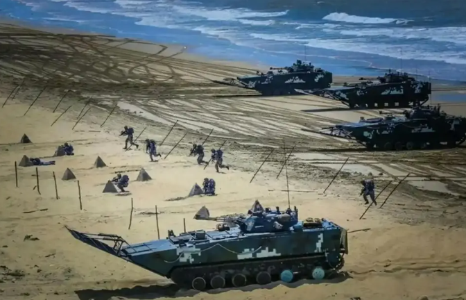 圖為解方軍去年 4 月舉行「海峽雷霆-2025A」演習，展示反制無人機的多層防禦能力。 圖:翻攝自直擊全球熱點 