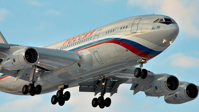  俄羅斯代表團搭乘的 Il-86 客機已於當地時間 14 日抵達安克拉治，為即將到來的會談進行事前準備。 圖：翻攝自 @nexta_tv X 帳號 