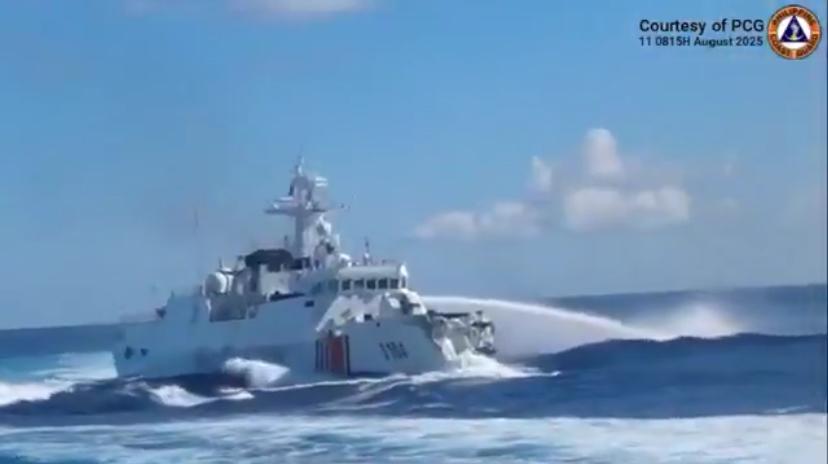  日前菲律賓海警隊拍攝到中國海警船與中國海軍艦的互撞畫面。編號為「3104」的中國海警船遭撞擊後，船首損毀。 圖：翻攝自 X 